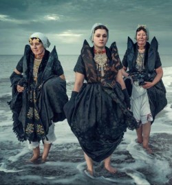 foto van Jimmy Nelson. Een knipoog naar Strao : deze Zeeuwse schonen spoelen hun voeten in het zoute zeewater